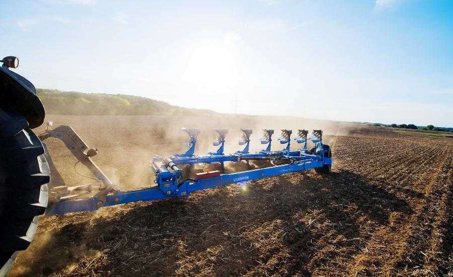 Сильный и подвижный: новый полунавесной оборотный плуг LEMKEN Диамант 16