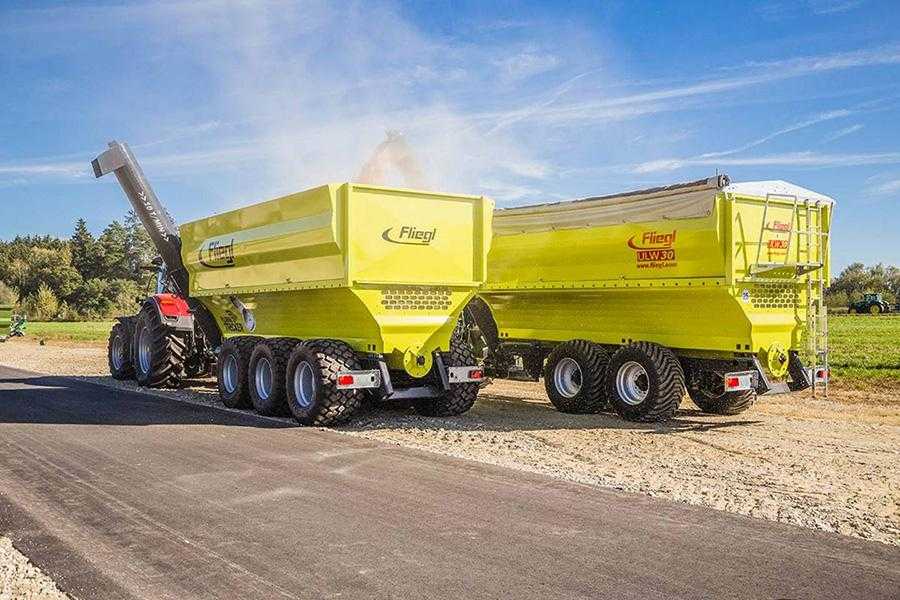 Причіп-перевантажувач Fliegl ULW 40 поставляється з ISOBUS-сумісним пристроєм контролю роботи і руху заднім ходом. Його ємність становить 40 куб. м, швидкість вивантаження – до 450 т_ год