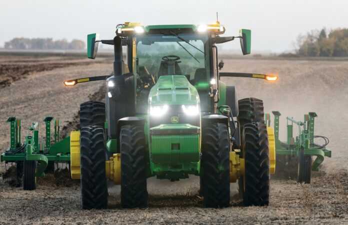 Zavodytsya-dotykom-paltsya-John-Deere-vypuskaye-pershyj-bezpilotnyj-traktor