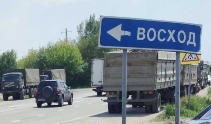 Rosijski-okupanty-kolonamy-vantazhivok-vezut-u-Krym-vykradene-ukrayinske-zerno