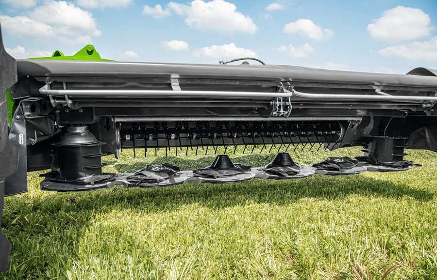 Kompaniya-Fendt-proponuye-novi-modeli-zadnonavisnyh-kosarok-Fendt-Slicer-860-3