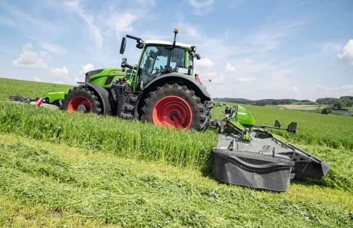 Kompaniya-Fendt-proponuye-novi-modeli-zadnonavisnyh-kosarok-Fendt-Slicer-860