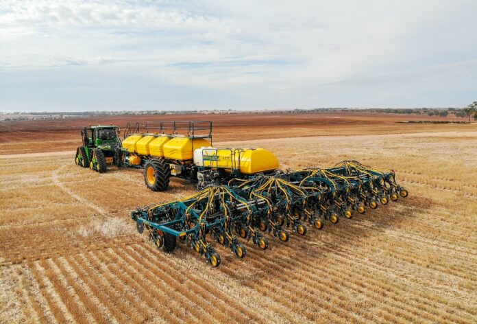 LEMKEN_Equalizer_Seeder