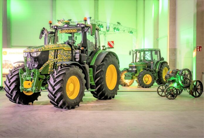 Zavod-John-Deere-vypustyv-dvohmiljonnyj-traktor-seriyi-6R