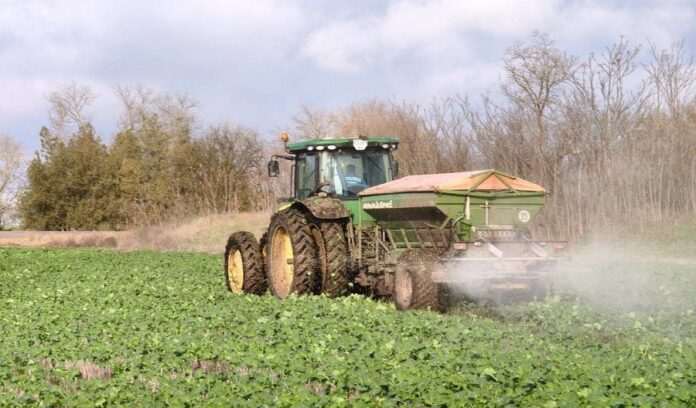 Господарства Tekom Agro Group вносять мінеральні добрива на посівах озимих культур