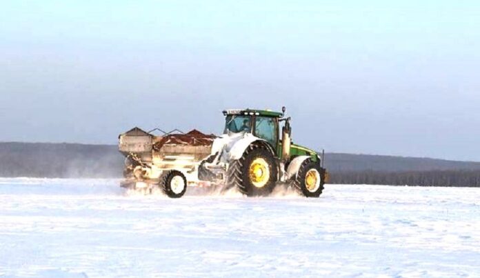 В Tekom Agro Group підживлюють озимину сульфатом амонію по снігу